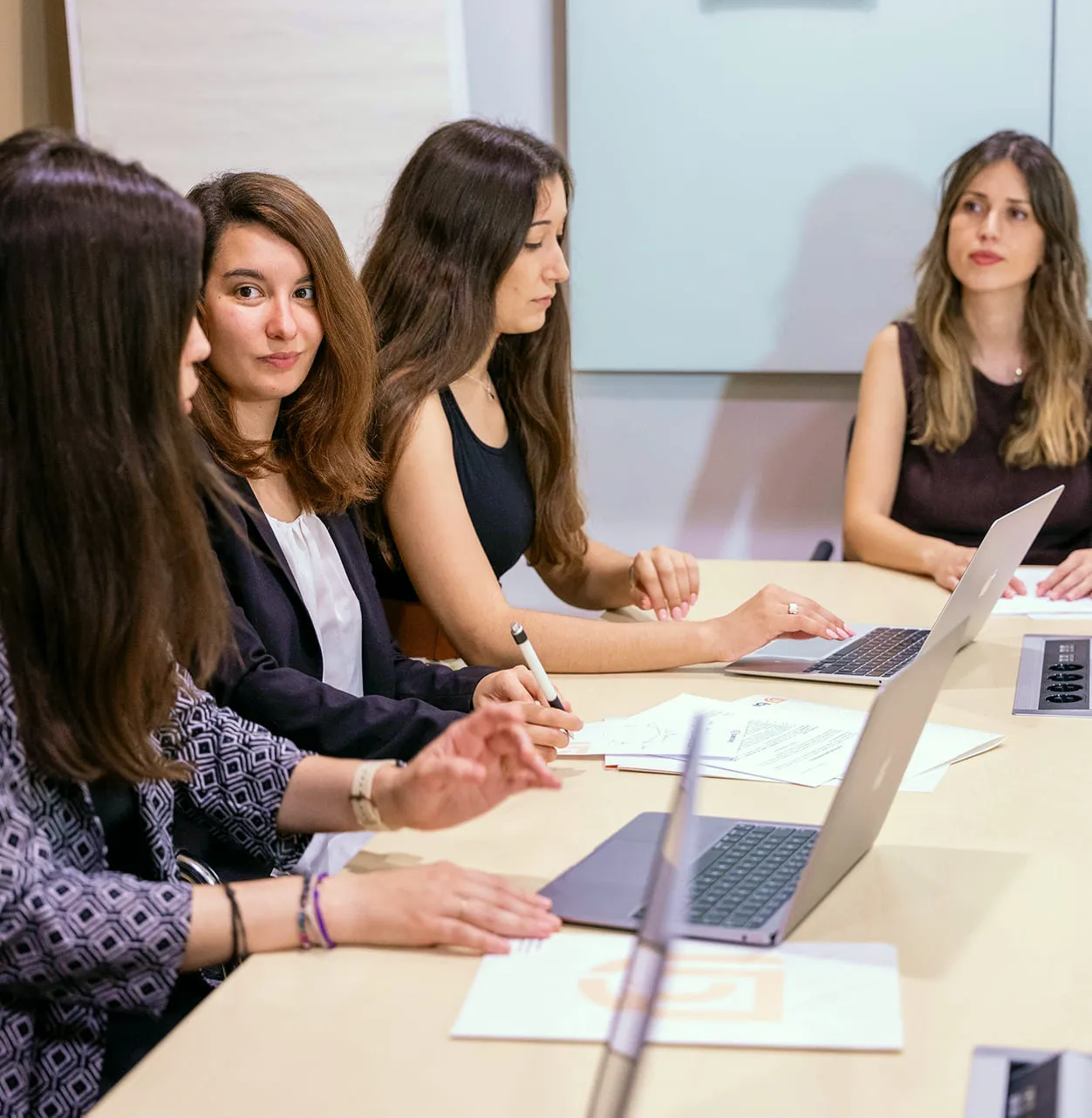 Reunión del equipo de Buenaley alrededor de una mesa