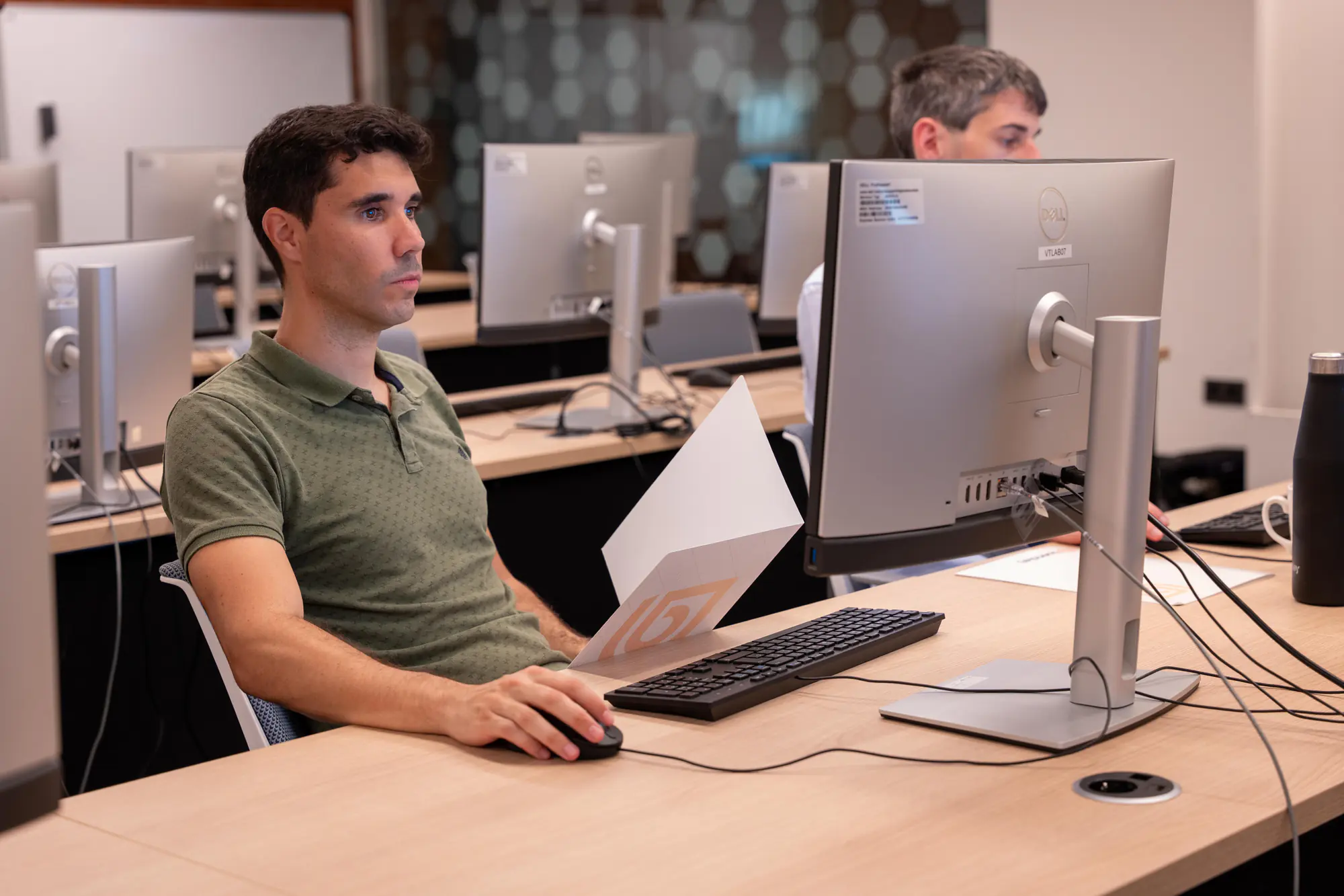 Compañero del equipo trabajando con el ordenador