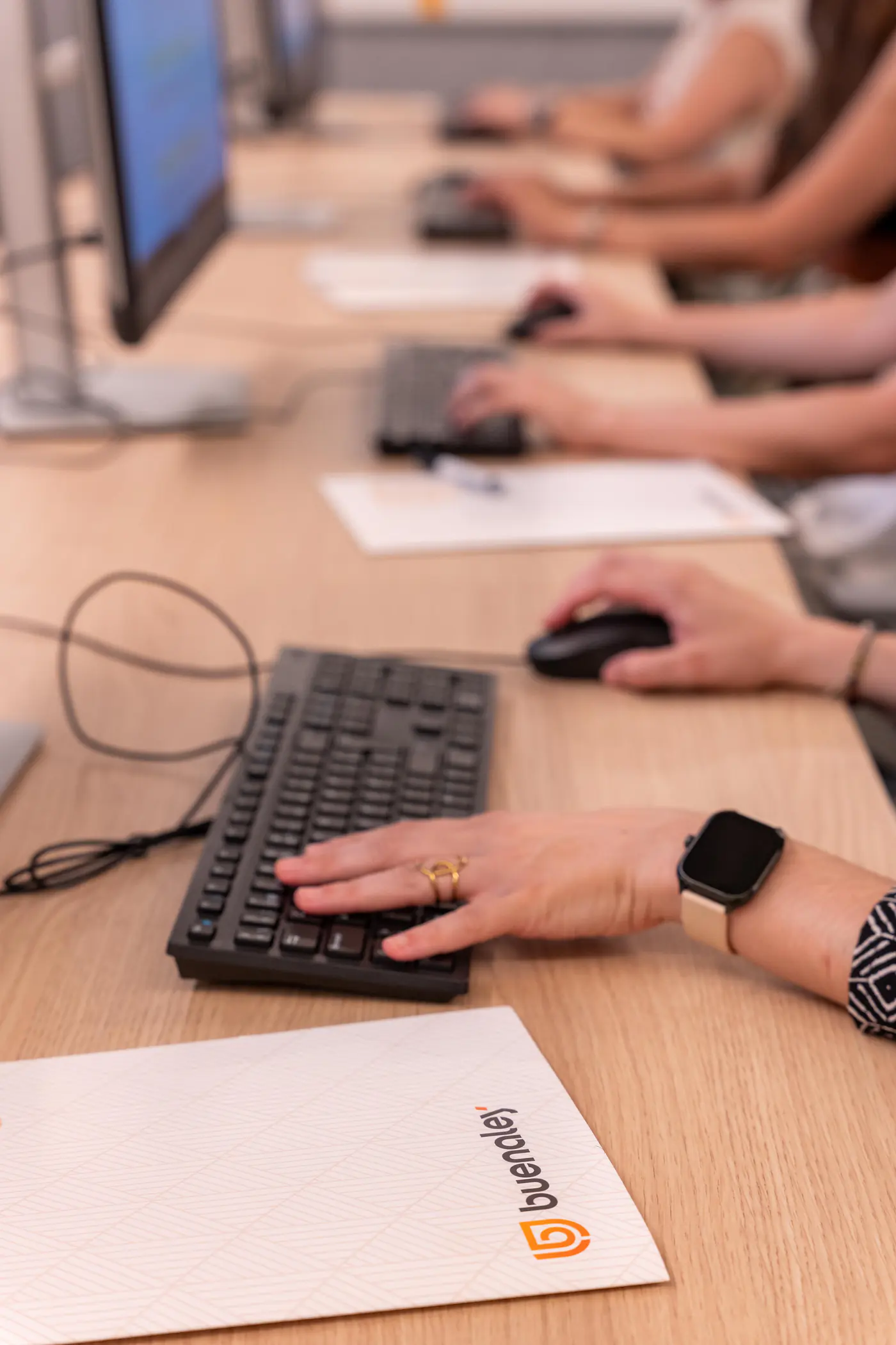 Manos escribiendo en el teclado de un portátil