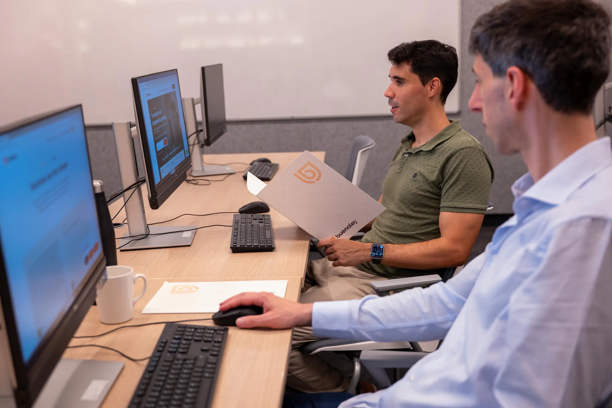 Dos compañeros trabajando con el ordenador